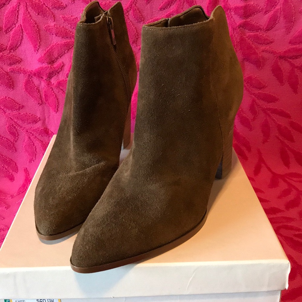 NIB Brown suede ankle boots. Size 11